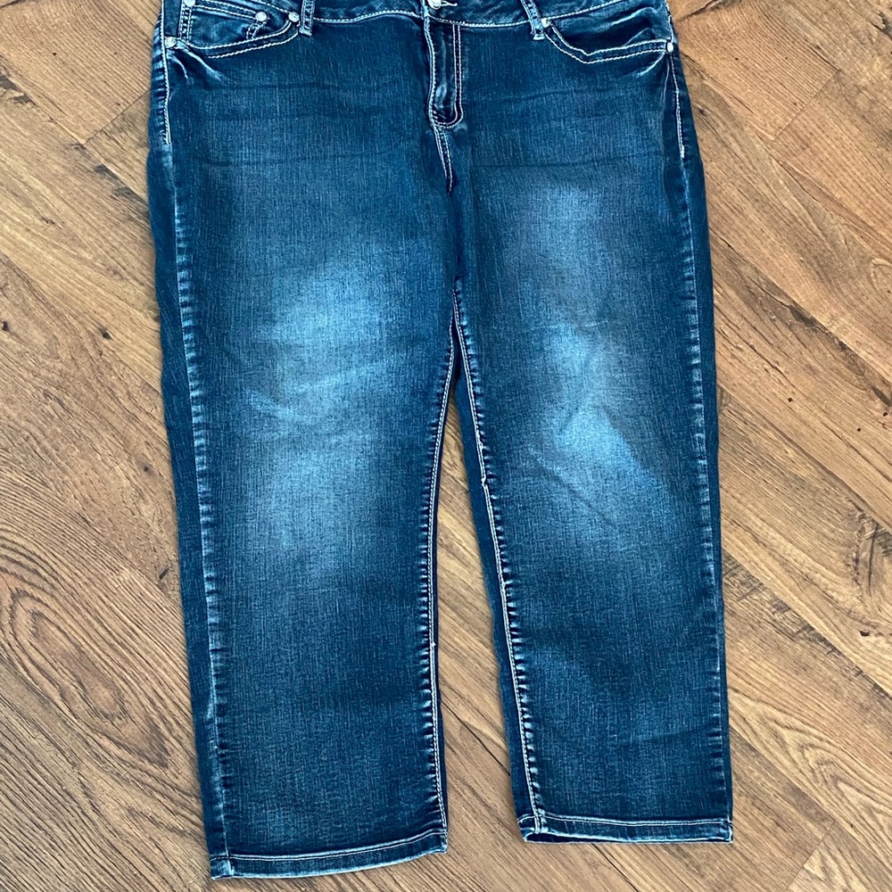 Apt. 9 Capri Jeans with embellished pockets and rhinestone button. Size 16